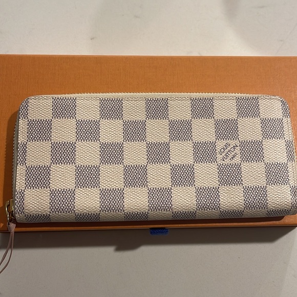 LV Zippy Wallet (light pink interior) - Picture 2 of 12
